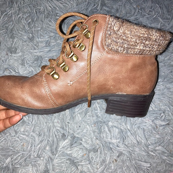 BROWN LEATHER LACE UP BOOTS W/ WOOL MATERIAL BARELY WORN IN GREAT CONDITION - Picture 4 of 6